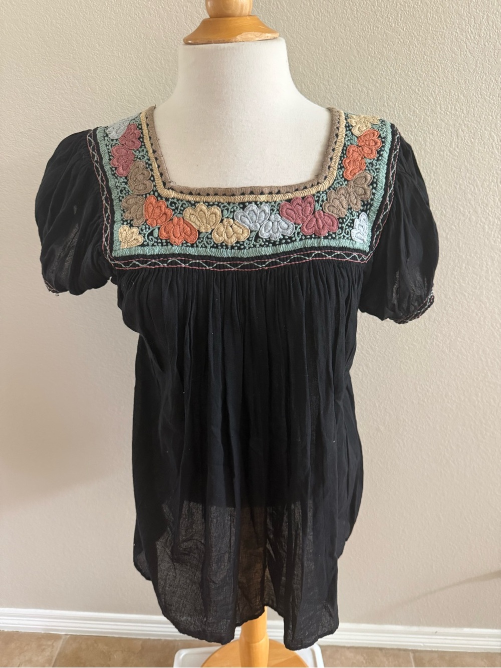 MEXICAN Black EMBROIDERED TOP SZ M PEASANT Puffed Sleeves Cotton